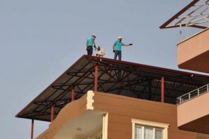 7 katlı apartmanda &ouml;l&uuml;m&uuml;n kıyısında &ccedil;alışma