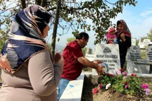 Zonguldak'ta arife g&uuml;n&uuml; mezarlıklar doldu