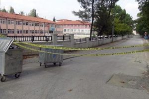'Bu arazi benim' diyerek okul yolunu kapattı