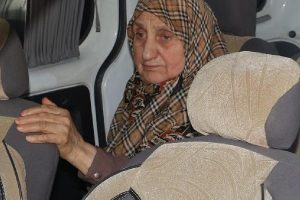 Mezarlık ziyaretine giden yaşlı kadının &ccedil;antasını &ccedil;aldılar