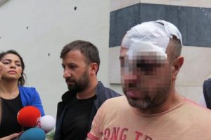 Kuaf&ouml;r cinayeti ş&uuml;phelisini lin&ccedil;ten polis kurtardı