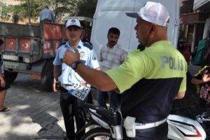 Motosikletin &ccedil;arptığı 3 kadın yaralandı