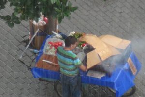 Bursa'da bayram alışverişini sağnak vurdu