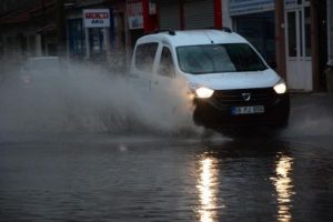 &Ccedil;orlu'da yağmur sonrası yollar g&ouml;le d&ouml;nd&uuml;