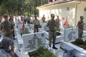 Askerler dua etti, aileler g&ouml;zyaşlarına boğuldu