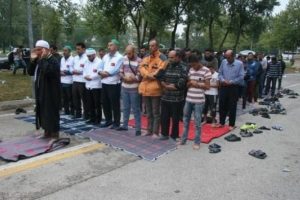 Bayram namazında sığınmacılara tavsiye: Avrupa'ya gitmeyin