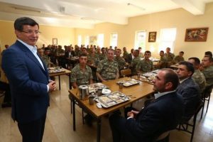 Davutoğlu Dağlıca'daki askerleri ziyaret etti