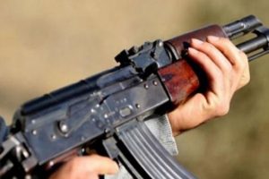 Yol kapatan PKK'lılar polisle &ccedil;atıştı