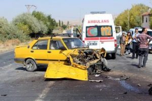 Kayseri'de iki otomobil &ccedil;arpıştı