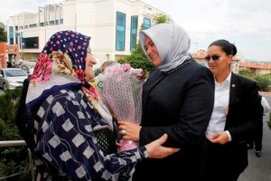Bakan G&uuml;rcan'dan huzurevine bayram ziyareti