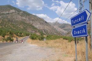 Tunceli'nin Ovacık il&ccedil;esinin d&uuml;nyayla bağlantısı kesildi