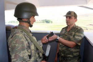 N&ouml;betteki askeri duygulandıran g&ouml;r&uuml;şme