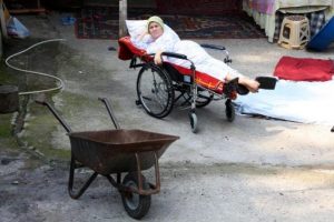 Engelli 4 &ccedil;ocuk annesi el arabasından kurtuldu