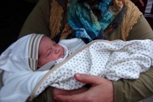 2 g&uuml;nl&uuml;k bebek cami avlusuna bırakıldı