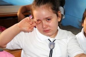 Okula gitmek istemeyen &ccedil;ocuğa dikkat