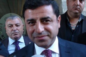 "&Uuml;lkenin Cumhurbaşkanı silahların susmasını kabul etmiyor"