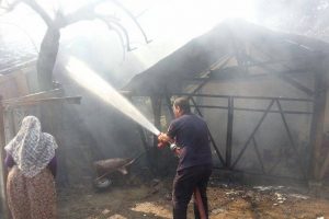 Et pişirmek i&ccedil;in yakılan ateş barakaya sı&ccedil;radı
