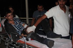 Polise ateş a&ccedil;an 2 g&ouml;sterici bacağından vuruldu