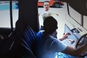 Şof&ouml;r&uuml; saldırgandan yolcu ve esnaf kurtardı