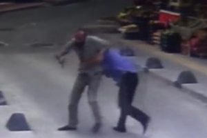 Tartıştığı akrabasını sokak ortasında vurdu
