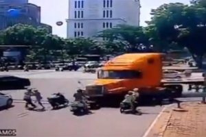 TIR motosikletlerin arasına daldı
