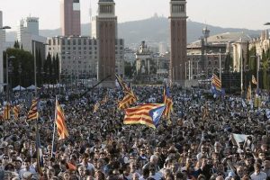 Barcelona'daki mitingde katılan yaklaşık 70 bin "Junts pel Si" sempatizanı Katalan "bağımsızlık" sloganı attı
