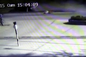 Bursa'da gen&ccedil; kız otomobilin altında b&ouml;yle kaldı!