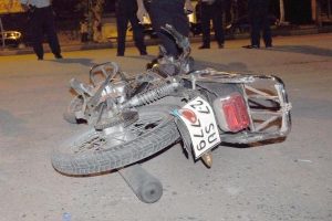 Otomobil, motosiklet ve yayaya &ccedil;arptı