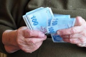 Emekli eşinin aylığı ile altınlarını dolandırıcılara kaptırdı