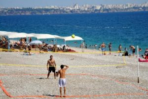 Bayramda Antalya sahilleri boş kalmadı