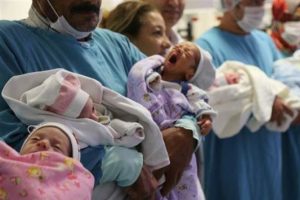Aynı hastanede bir g&uuml;n arayla 4 aile &uuml;&ccedil;&uuml;z bebek sahibi oldu