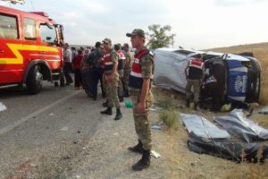 Aşırı hız facia ile sonu&ccedil;landı: 3 &ouml;l&uuml;, 8 yaralı