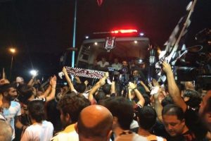 Taraftarları Beşiktaş'ı coşkuyla karşıladı