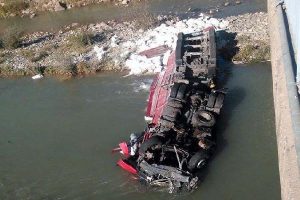 Un y&uuml;kl&uuml; TIR &ccedil;aya u&ccedil;tu: 2 &ouml;l&uuml;