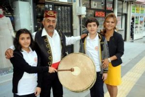 &Ccedil;ocuklarını davulla uyandırıp, okula g&ouml;nderdi