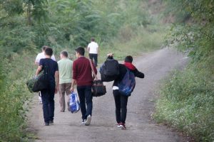 Okul yolu kapalı olunca eğitime 'yaya' başladılar