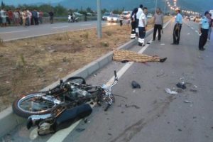 Yatarak kullanılan motosikletler &ccedil;arpıştı: 2 &ouml;l&uuml;