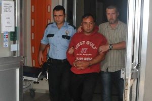 Nikahlı eşinin birlikte yaşadığı kişiyi vurdu
