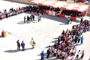 Protokoldekiler g&ouml;lgede, &ouml;ğrenciler g&uuml;neş altında