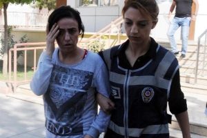 Kızına fuhuş yaptıran anne ile sevgilisi g&ouml;zaltında
