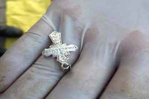 &Ouml;ld&uuml;r&uuml;len ter&ouml;ristin boynunda 'ha&ccedil; kolye' &ccedil;ıktı