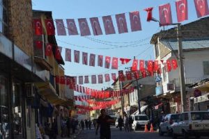 Ter&ouml;r&uuml; lanetleyen belediye her yeri bayraklarla donatıyor
