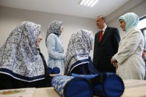 Cumhurbaşkanı &ouml;ğrencileri sınıflarında ziyaret etti