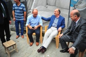 M&uuml;ezzinoğlu Bursalı gence sigarayı bırakması i&ccedil;in taahh&uuml;tname imzalattı