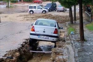 Sağanak yağış Tekirdağ'ı fel&ccedil; etti
