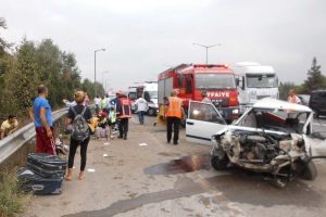 TEM Otoyolu'nda feci kaza: 1'i &ccedil;ocuk 7 yaralı