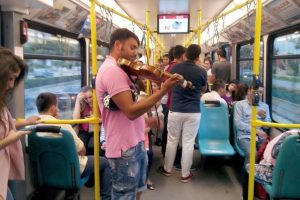 Bursa'da metroda Romen turistten keman ziyafeti