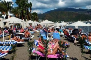 Marmaris plajları yabancı turistlere kaldı