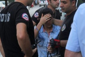 Gen&ccedil; kadın 'yan bakıyor' diye bı&ccedil;akladı