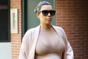 Kim Kardashian transparandan vazge&ccedil;miyor...